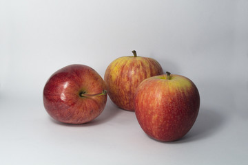 Tres manzanas en fondo blanco degradado