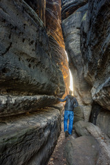 Mann geht durch Canyon