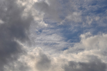 青空と雲、空の彼方に続く鉄道