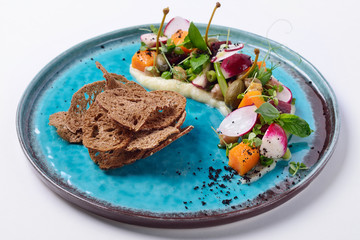 Modern vinaigrette with capers, bread crisps, pumpkin and pear