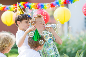 Boys wearing birthday hats © Photographee.eu