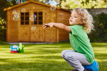 Obraz premium Small boy playing in garden