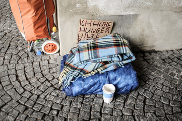 Obdachlosigkeit und Leben auf der Straße - obrazy, fototapety, plakaty