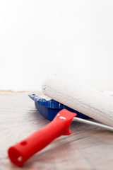 Farbroller und Wanne mit weißer Farbe, Textfreiraum