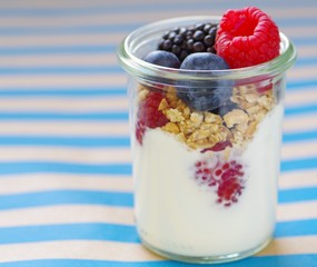 Joghurt im Glas mit frischen Früchten