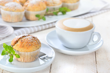 Stracciatella-Bananen-Muffins mit Cappuccino -Freshly baked chocolate banana muffins with a cup of cappuccino