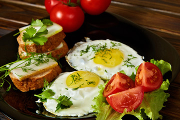 Scrambled eggs with herbs and fresh tomatoes