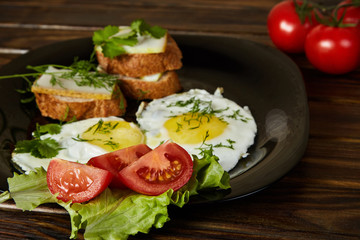 Scrambled eggs with herbs and fresh tomatoes