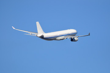 Avión de línea Airbus A330 despegando