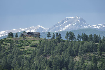 Obraz premium Snow capped mountain peaks from Pagosa Springs, Colorado