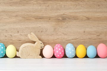 Osterhase/ ostereier vor Holz