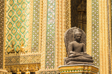 statues at grand palace