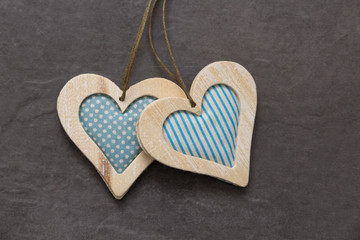 Herzen aus Holz mit blauem Stoff