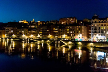 Fototapeta na wymiar Quais de Saône à Lyon de nuit