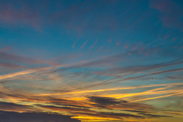 Bunter Himmel mit Wolken und frohen Farben
