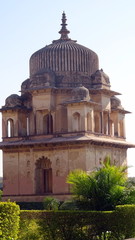 Cúpulas o Chhatris en el cenotafio de Orchha, Uttar Pradesh . India 