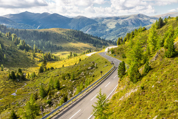 Die Landstraße führt durch eine schroffe Berglandschaft