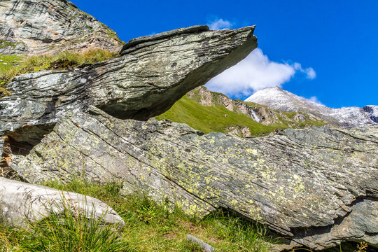 Gesteinsschichten ragen in den Himmel