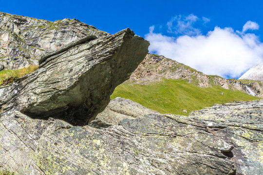 Zerkl&uuml;ftete Gesteinsschichten im Gebirge