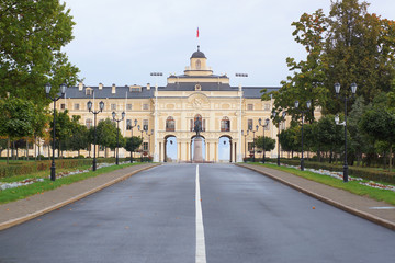 Road with markings to the Konstantinovsky Palace in Peterhof