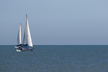 Obraz premium A sailboat cruising across the Gulf of Mexico near St. Pete Beach, Florida.