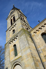 Fototapeta na wymiar Neoromanische Kirche in Flegessen