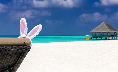 Osterhasen Ohren und Liegestuhl am Strand auf den Malediven