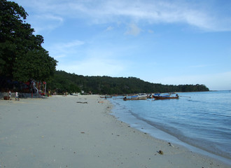 Fototapeta na wymiar Phi Phi main beach