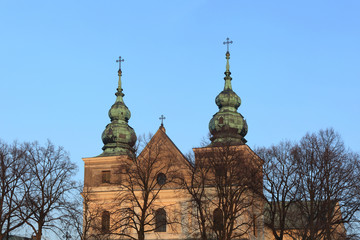 Dwie wieże kościoła katolickiego w Mstowie.