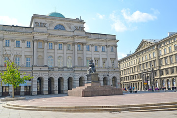 Fototapeta na wymiar WARSAW, POLAND.Building of the Polish academy of Sciences (Stashits's palace) and monument to Nicolaus Copernicus