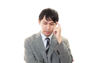 頭痛に悩む男性
