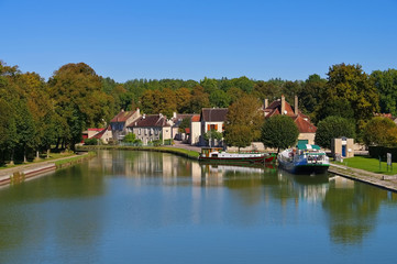 Fototapeta na wymiar Tanlay Kanal de Bourgogne - Tanlay Canal de Bourgogne