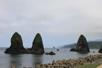 せたな町の海岸に並び立つ三本杉岩(北海道)