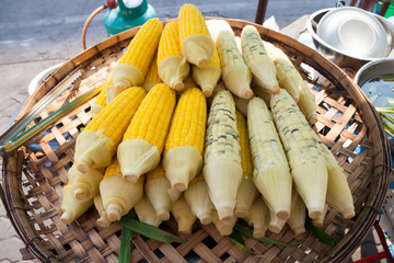 Boiled corn on threshing basket