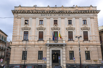 Obraz premium Banco di Sicilia building at Square of Archimedes on Ortygia, old part of Syracuse, Sicily, Italy