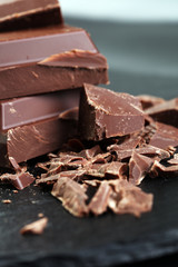 Dark chocolate stack, chips and powder