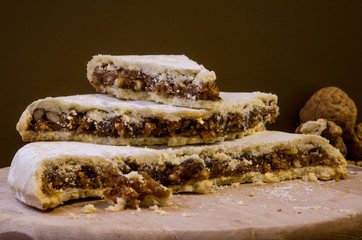 Dolce tipico toscano con frutta secca