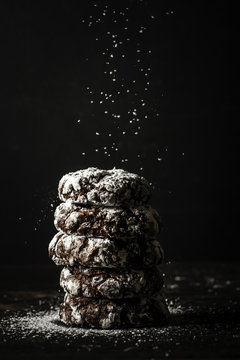 Crinkle cookies with powdered sugar