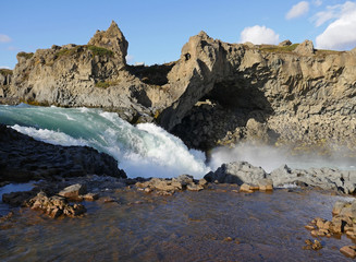 Der Fluss Skjálfandafljót am Wasserfall Godafoss im Norden von Island