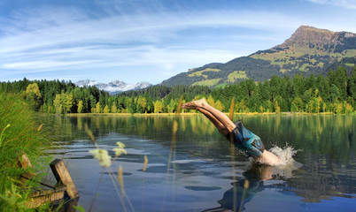 Sprung ins Wasser - Sommerurlaub in Tirol - obrazy, fototapety, plakaty