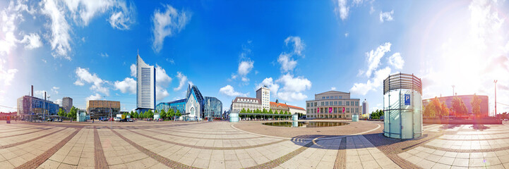 Leipzig Augustusplatz Panorama mit der Skyline des Cityhochhauses, der Oper, der Universität und...