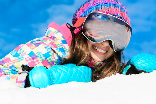 piękna dziewczyna uśmiecha się w goglach na głowie