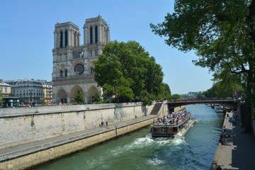 Fototapeta na wymiar Sur la Seine