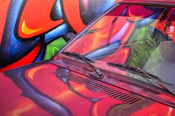 Photo sur Aluminium Graffiti graffiti reflection on the car