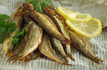 geräucherte Sprotten auf Zeitungspapier