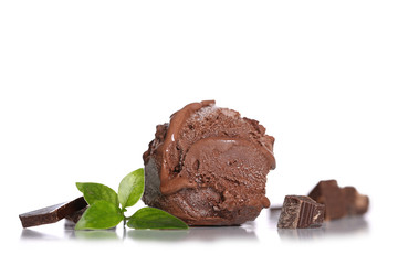 glace au chocolat isolé sur fond blanc