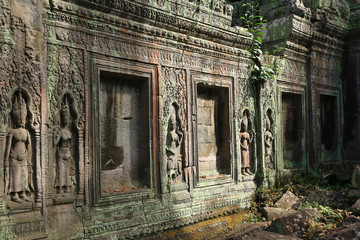 Fototapeta na wymiar The ancient architecture of Angkor Wat, Cambodia