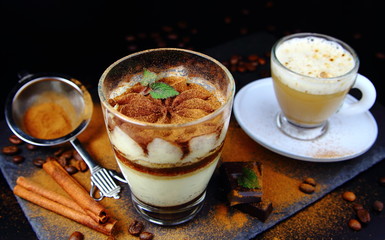 итальянский десерт тирамису с чашкой кофе и шоколадом