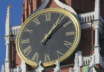 Fototapeta na wymiar View of the chiming clock on the Spassky Tower of the Kremlin