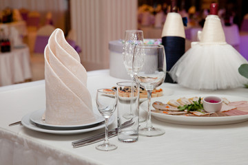 чистые столовые приборы на столе